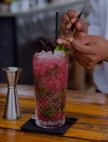 photo d'un barman réalisant un cocktail